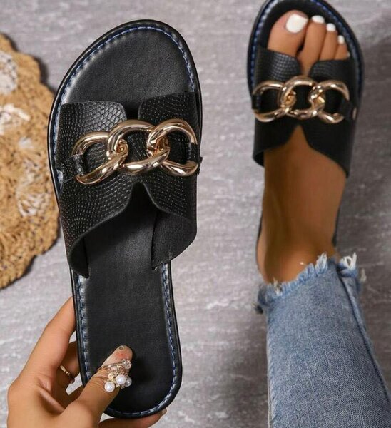 Sandales chics avec chaîne dorée