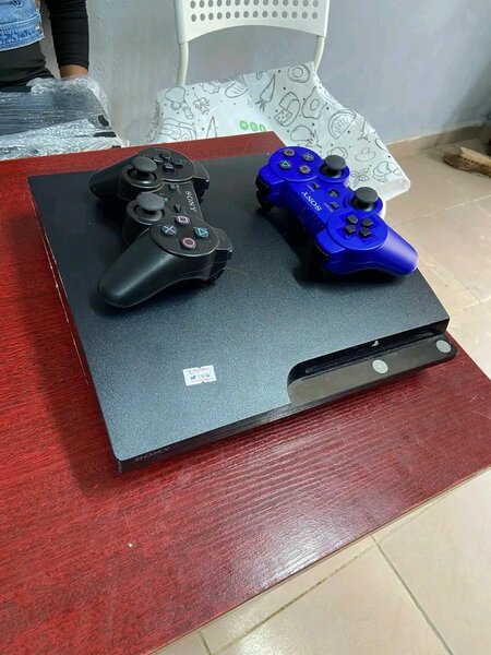 Console Sony PS3 avec manettes
