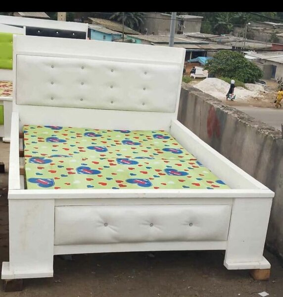 Lit moderne en cuir blanc