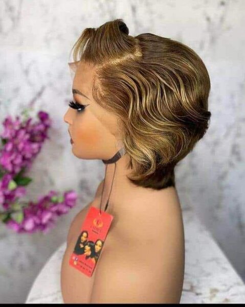 Perruque synthétique courte ondulée