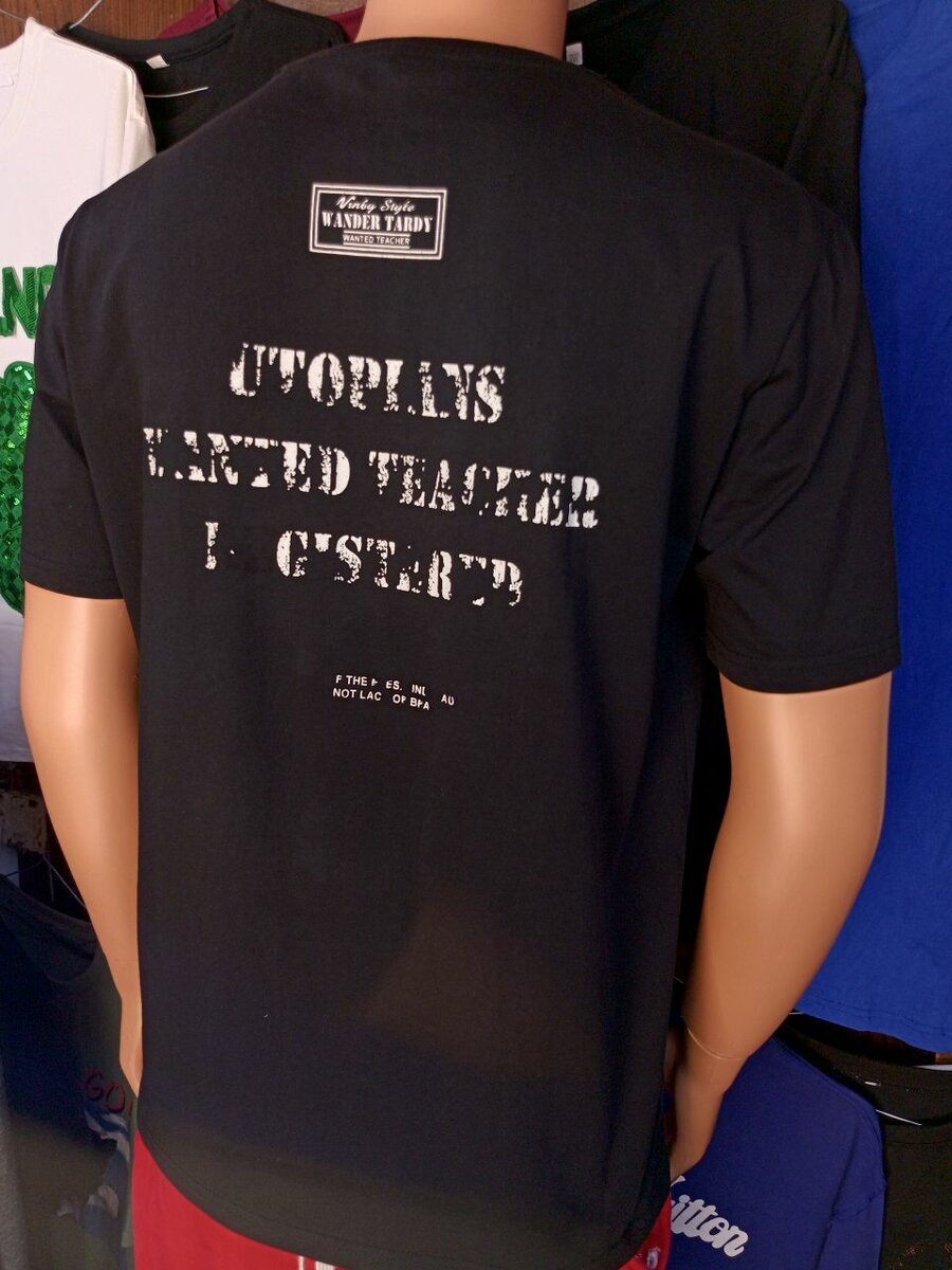 T-shirt noir imprimé moderne