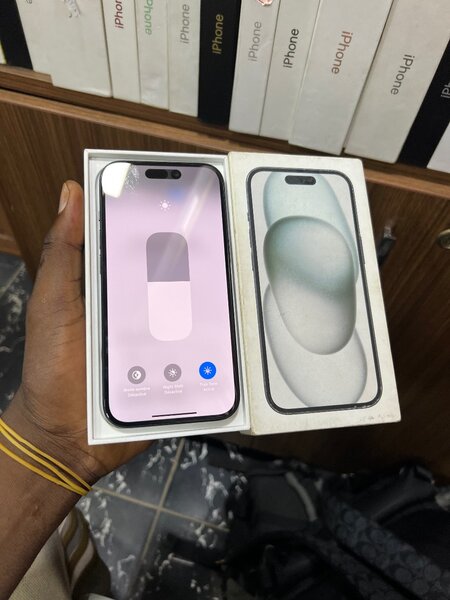 iPhone 15simple CE vendu avec l´assesoire