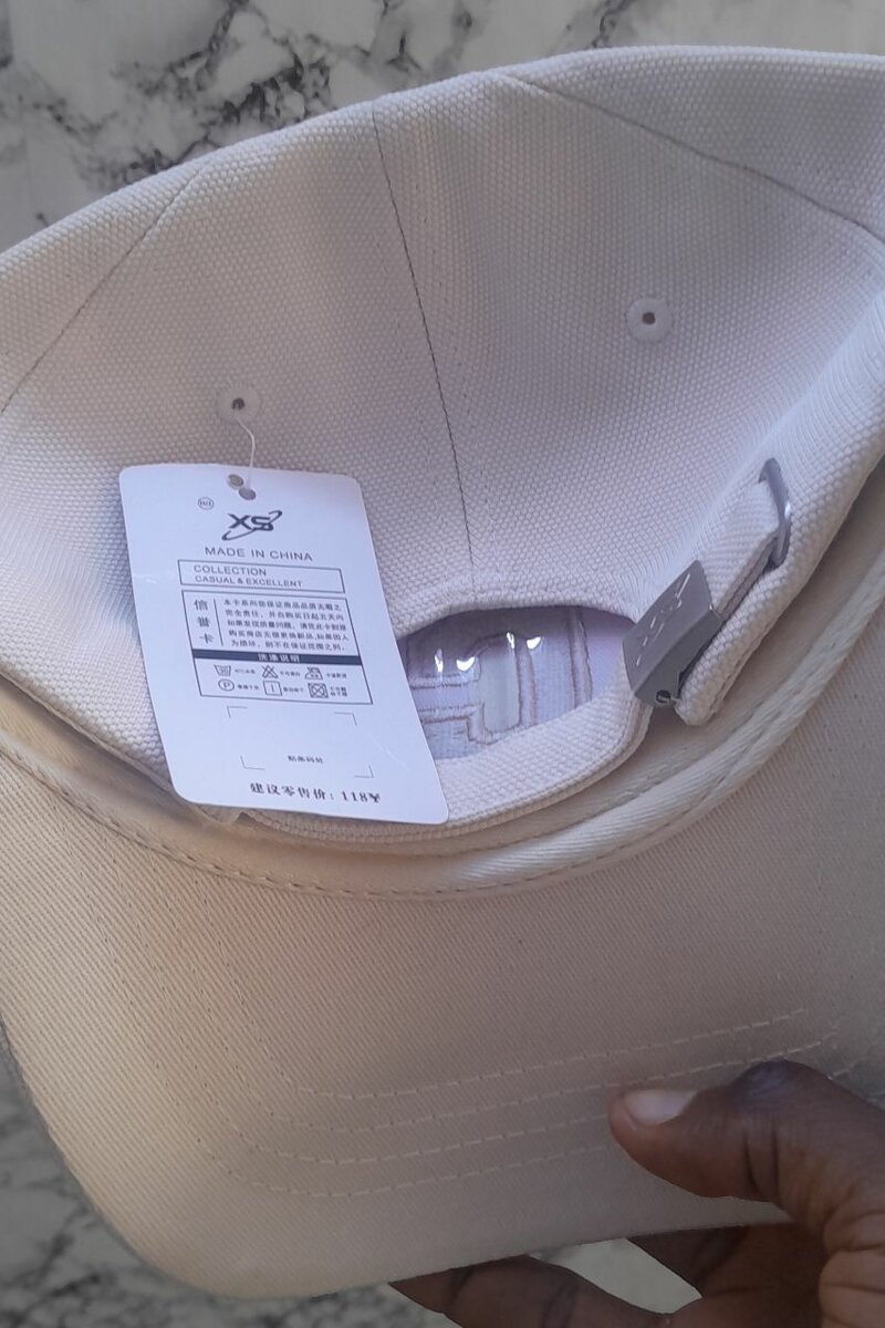 Casquette blanche avec broderie