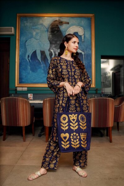 New Stylish  2pc suit with bag