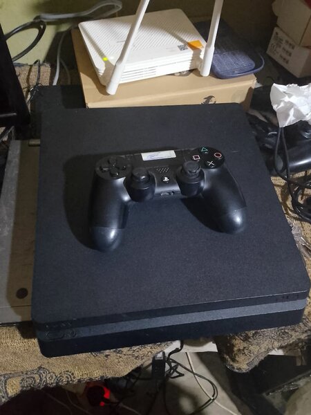 PS4 slim avec manette