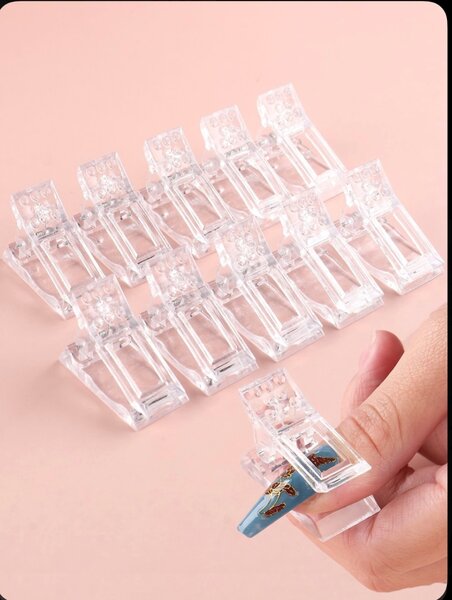 Pinces transparents pour ongles