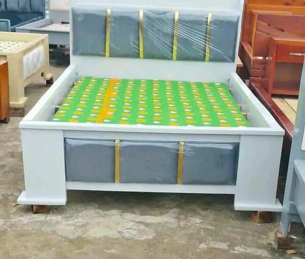 Lit double moderne en bois