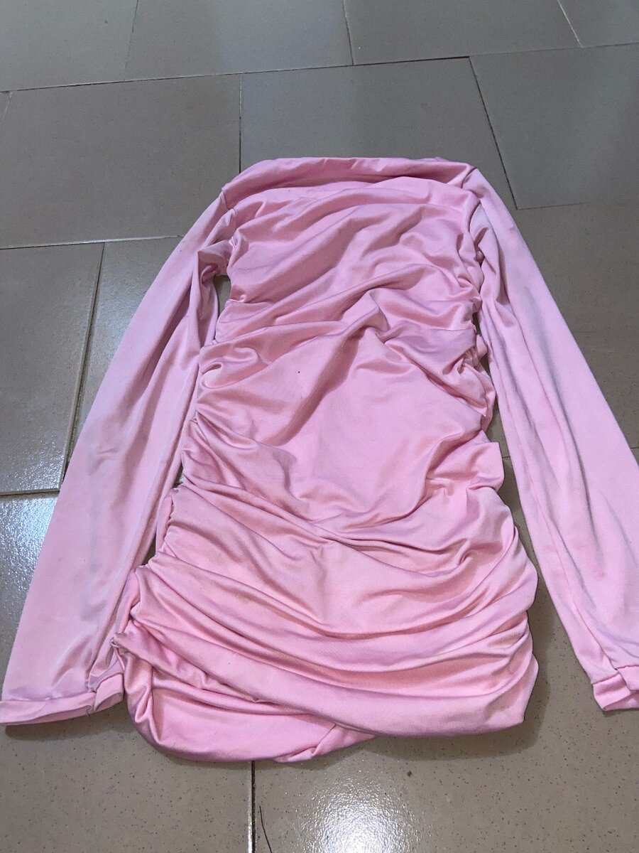 Robe moulante rose drapée élégante