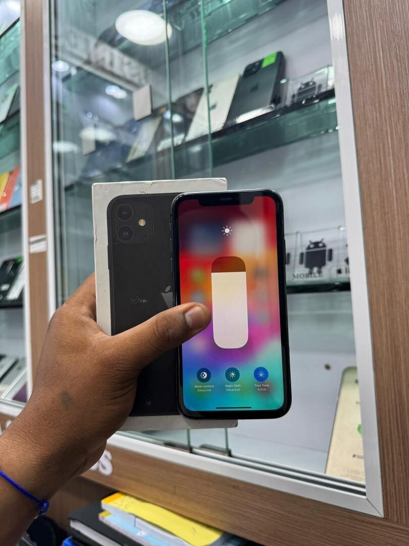 iPhone 11 64giga très propre sans Face ID avec carton