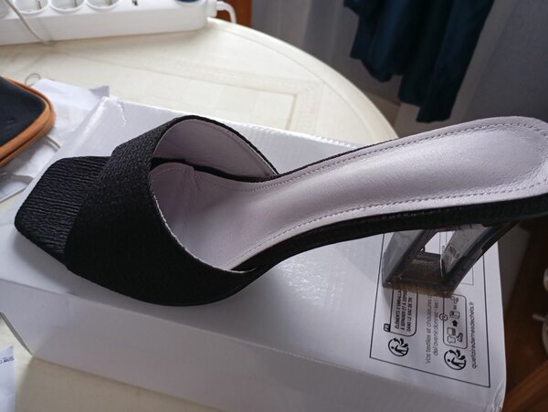 Sandales noires talon transparent