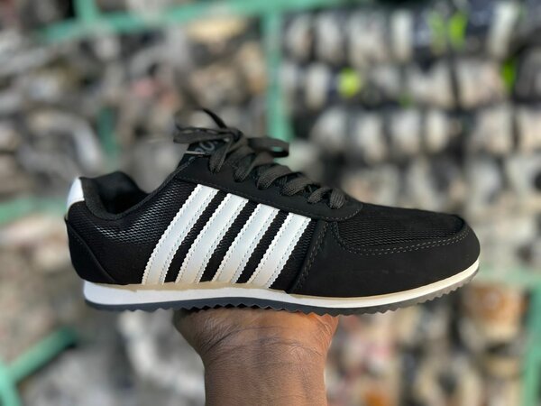 Baskets noires à rayures