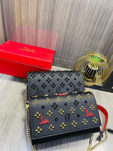 Sac à main élégant clouté