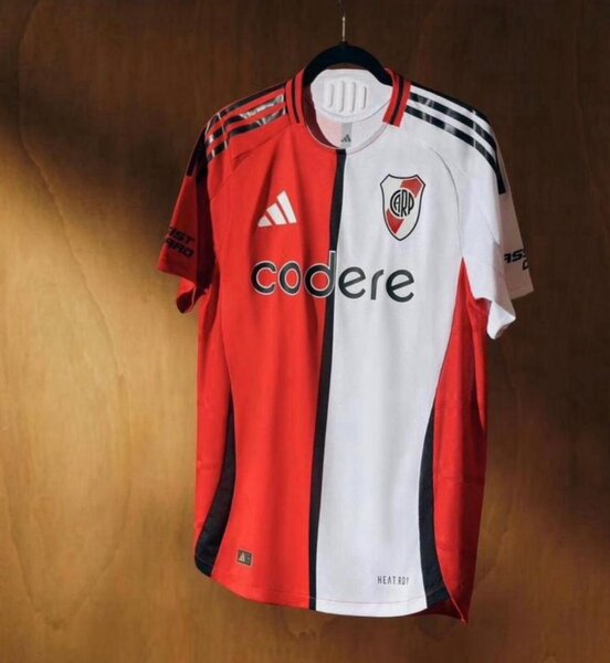 Maillot de football rouge et blanc