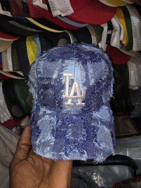 Casquette en denim déchiré