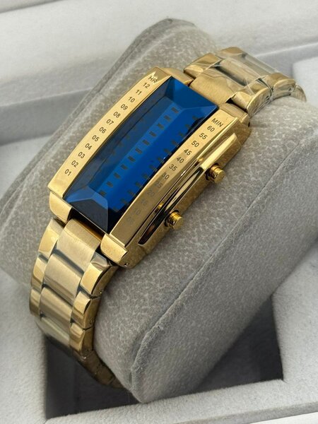 Montre rétro futuriste dorée