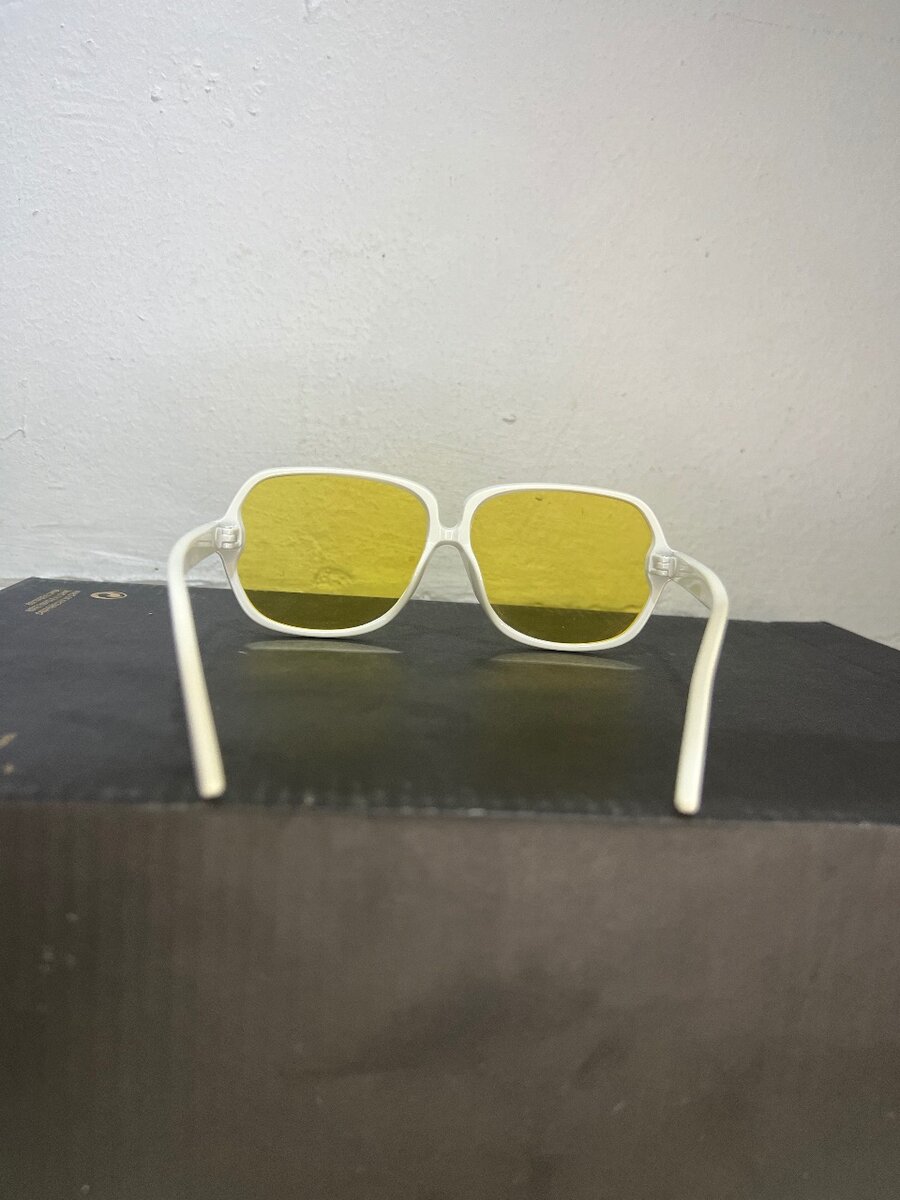 Lunettes de soleil jaunes rétro
