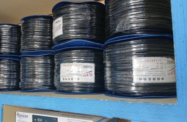 fil de haut-parleur noir à deu