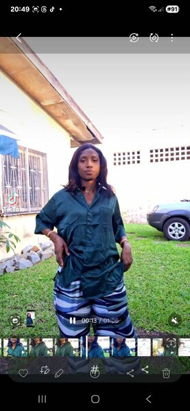 Ensemble chemise verte et pantalon rayé