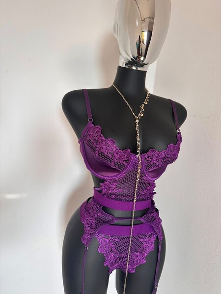 Ensemble lingerie dentelle violet