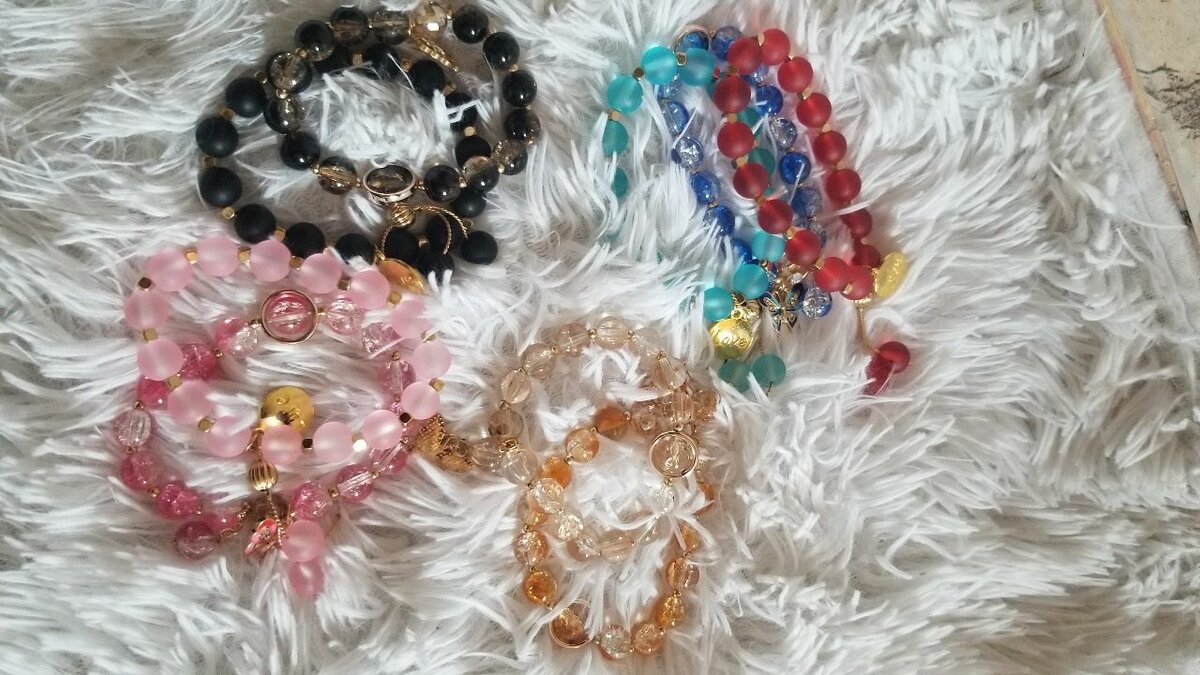 Bracelets en pierres colorées