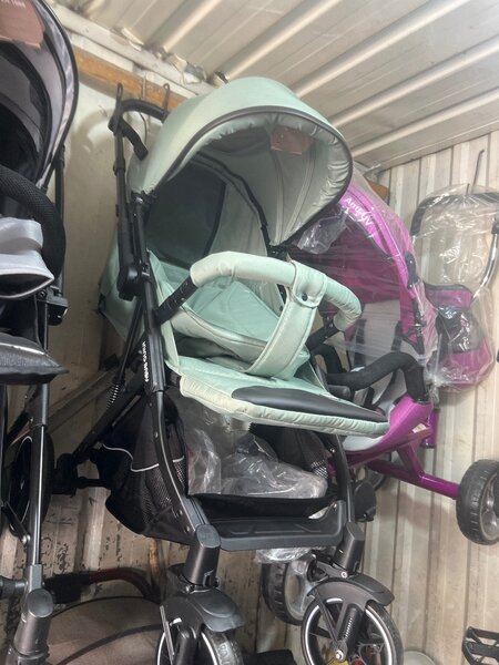 Коляска перекидной ручкой.