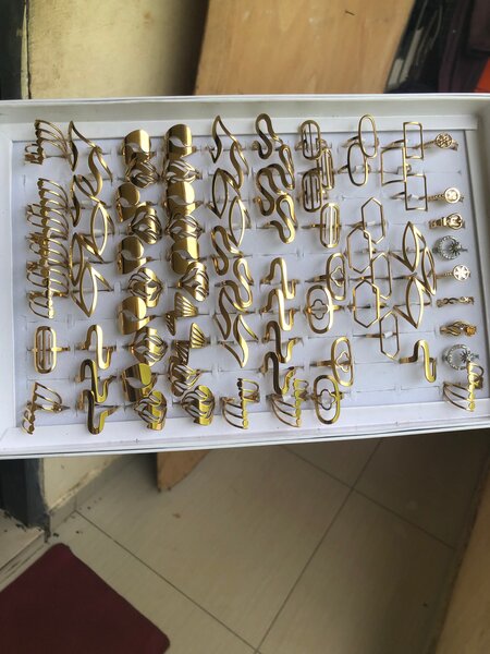 Boucles d'oreilles dorées élégantes