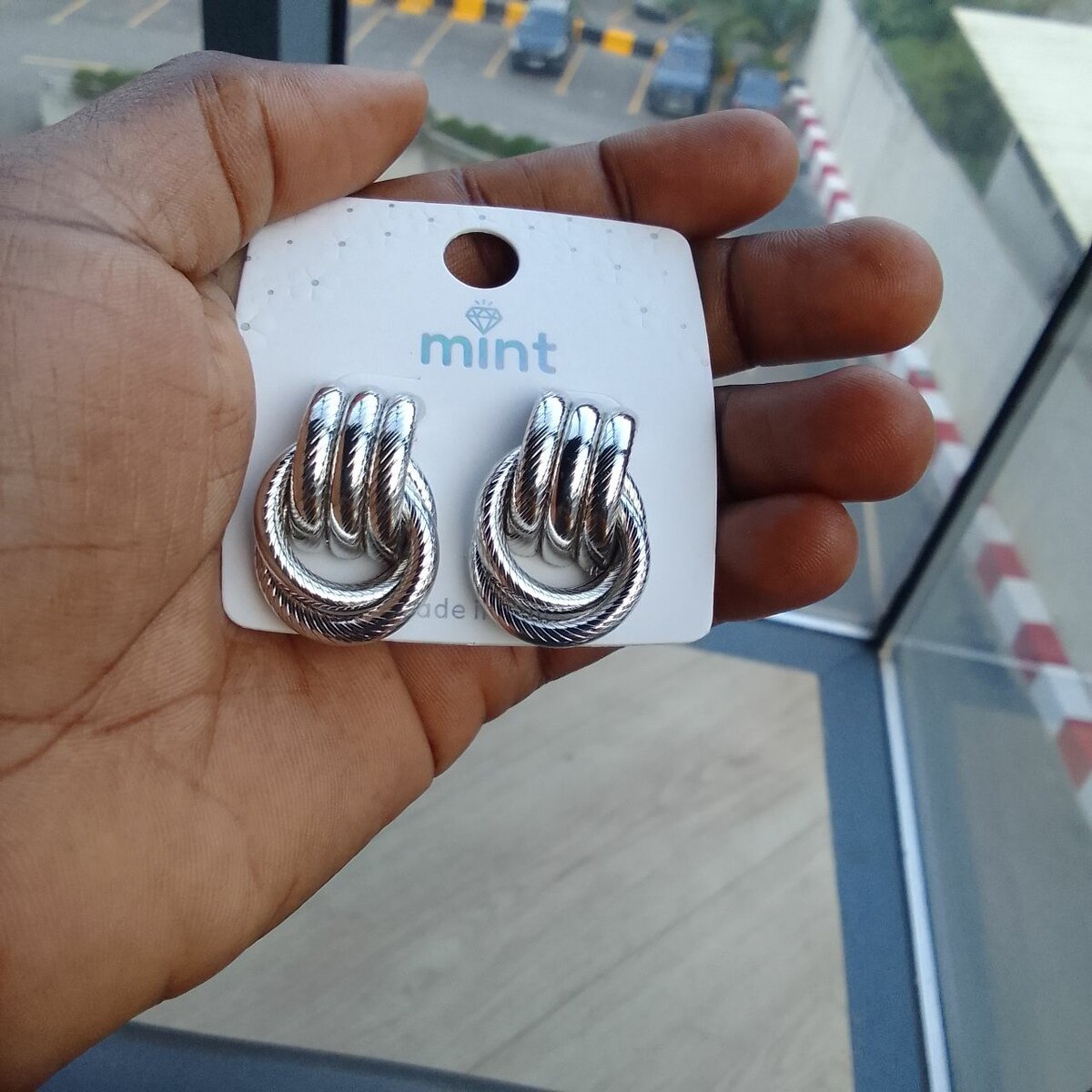 Boucles d'oreilles argentées modernes