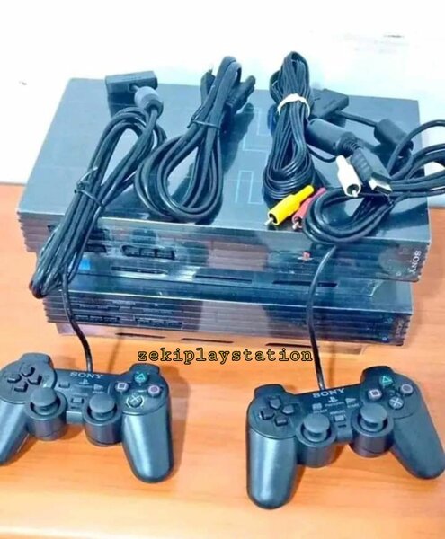 CONSOLE PS2 AVEC 2 MANETTES