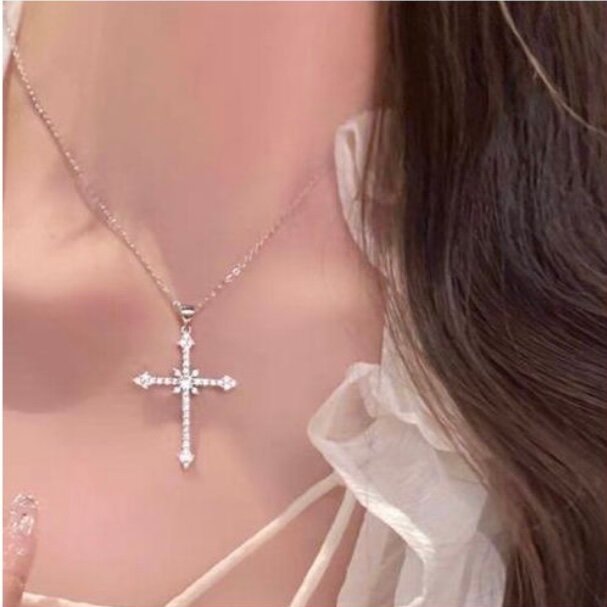 Collier croix en argent brillant