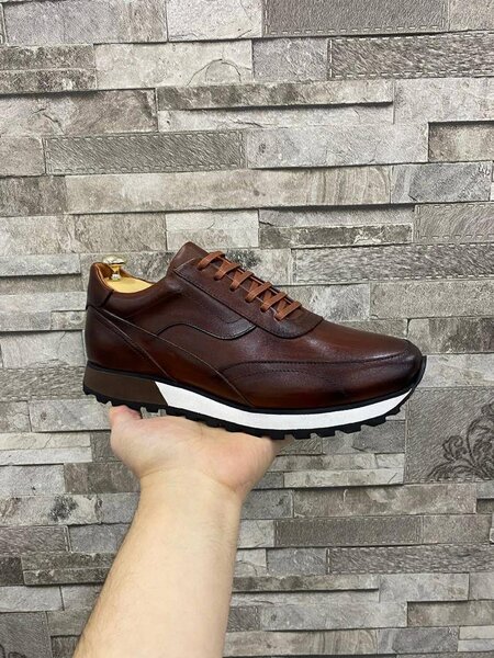 Sneakers en cuir marron élégant