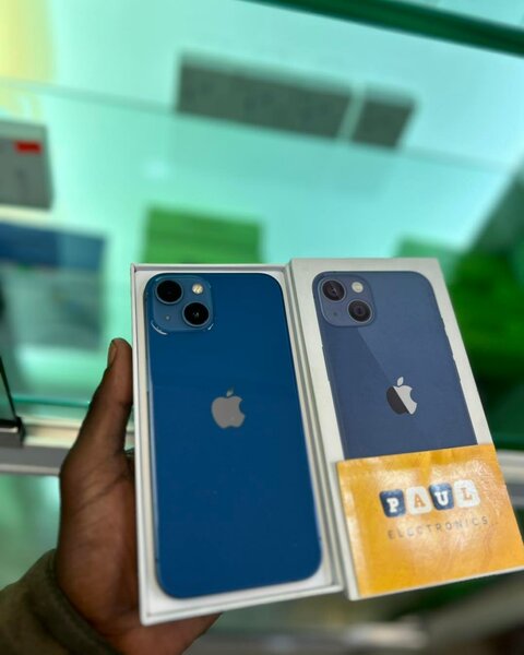  iphone 13 in blue color