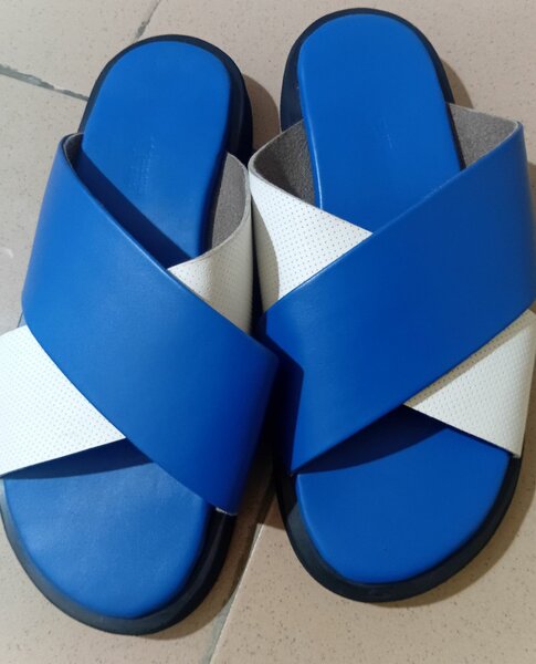 Sandales croisées bleues et blanches