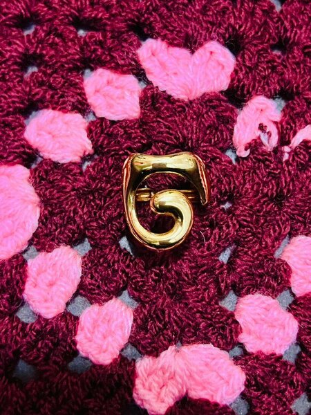 Broche dorée élégante