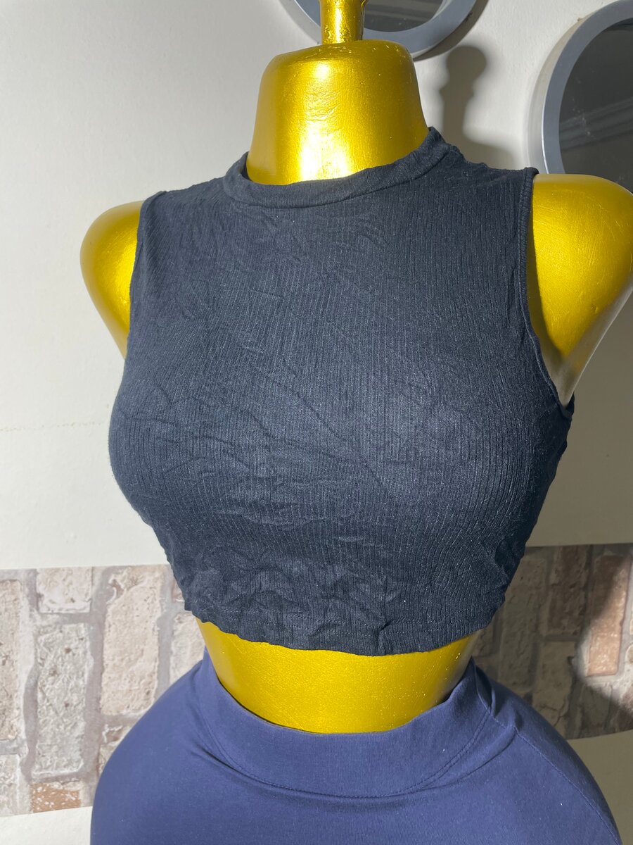 Top court noir sans manches