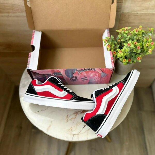 Baskets rouges et noires tendance