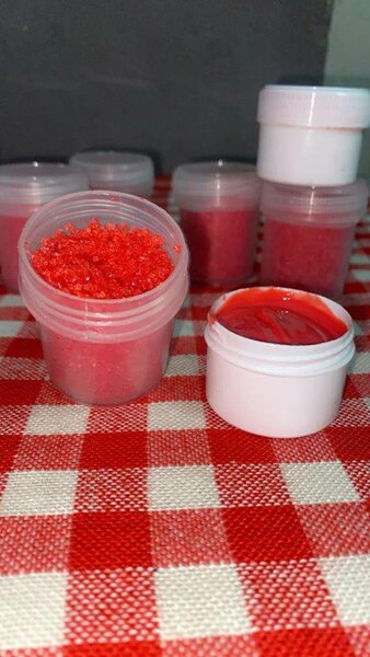 Exfoliant à lèvres rouge naturel