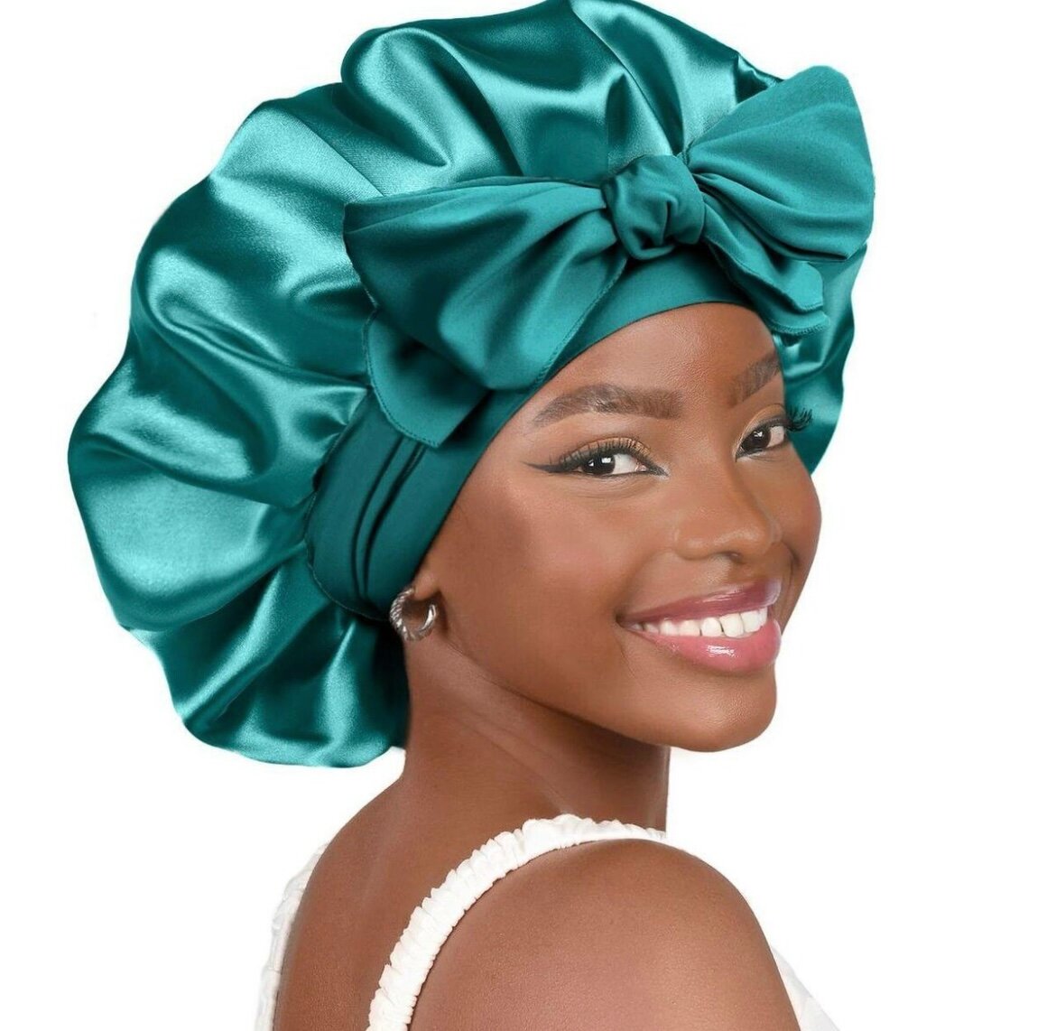 Bonnet en satin avec nœud