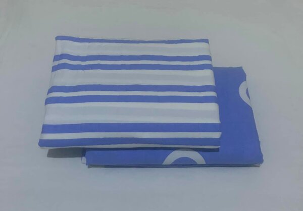 Сине-белое постельное белье в полоску и круги