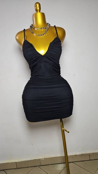 Robe moulante noire élégante