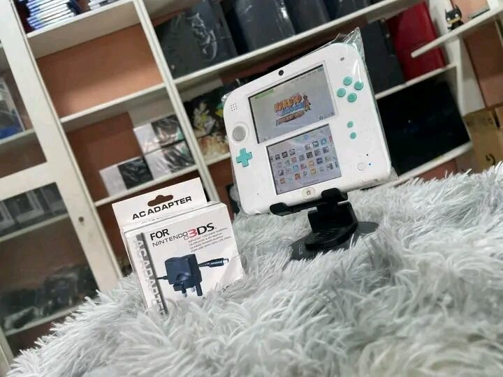 Console portable Nintendo 3DS avec chargeur
