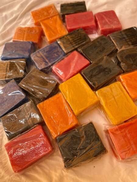 Savons artisanaux colorés