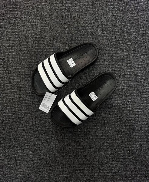 Tongs de piscine confortables