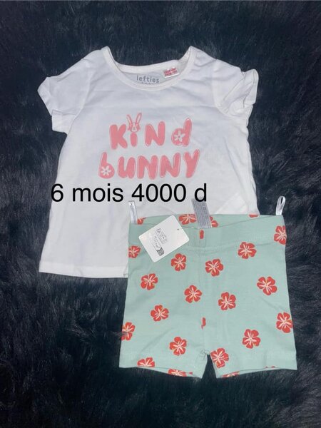 Ensemble de T-shirt blanc avec inscription et short vert avec imprimé