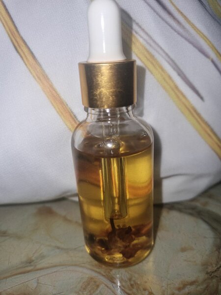 Huile marocaine aux pétales