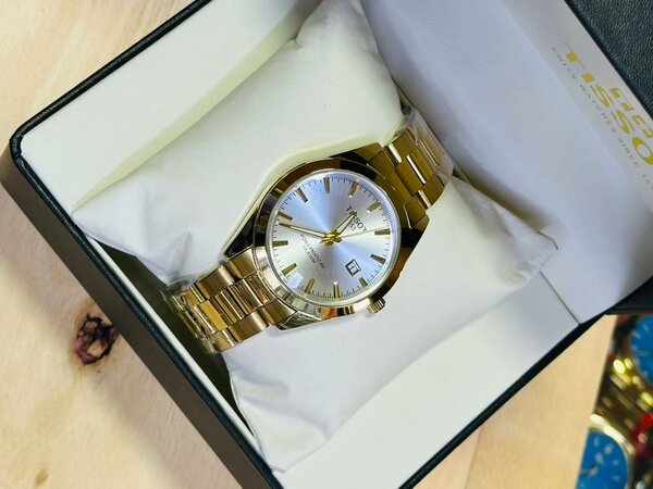 Montre élégante en or