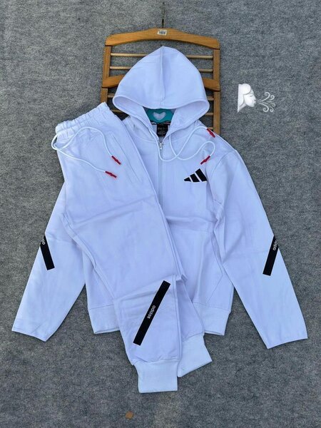 Ensemble de survêtement moderne