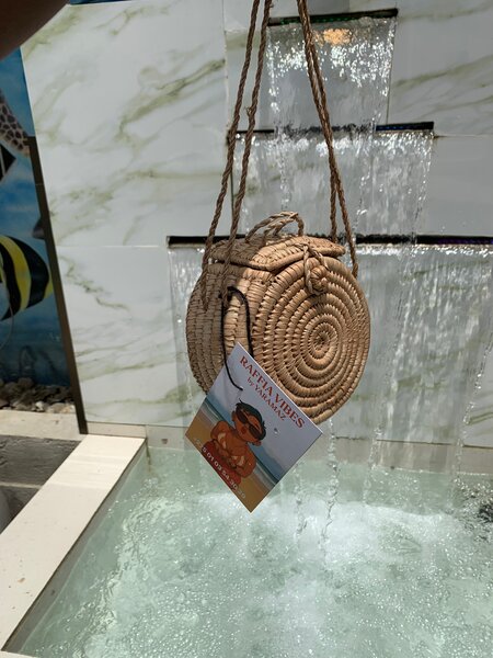 Sac rond en raphia élégant