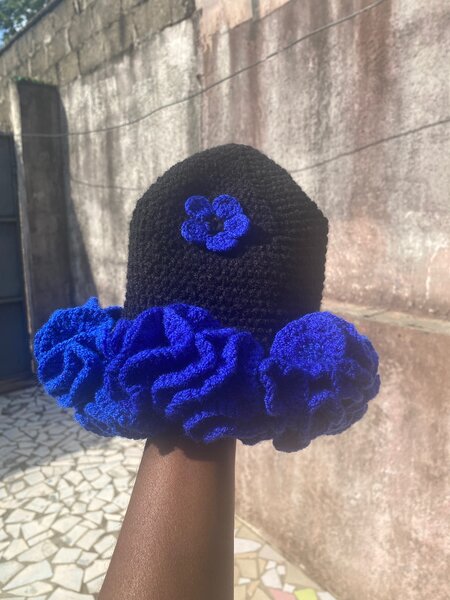 Chapeau au crochet noir et bleu