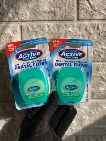 String dental flosser