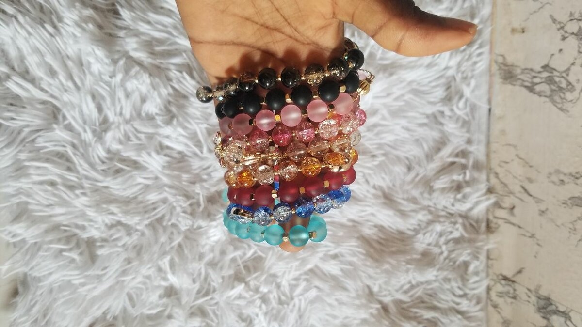 Bracelets en pierres colorées